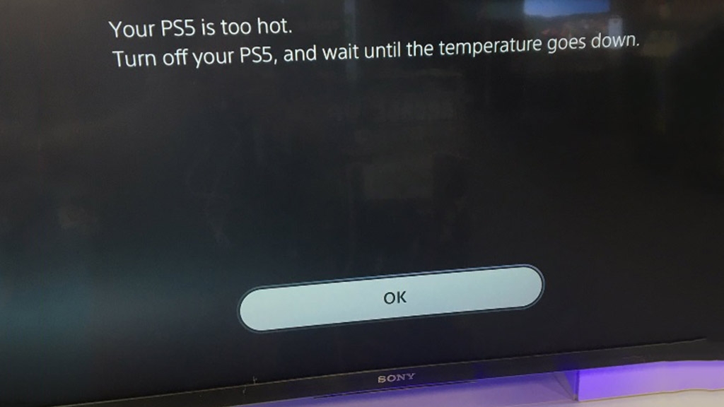 PS5 στα Best Buy μέσα σε γυάλινο κουτί εμφανίζει μήνυμα υπερθέρμανσης