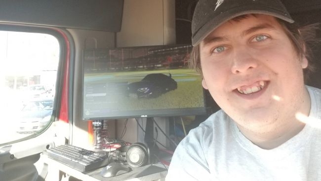 Φορτηγατζής έβαλε Gaming PC σε τριαξονικό