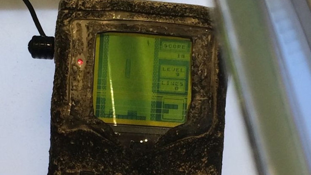 Κονσόλα Game Boy λειτουργεί μετά από βομβιστική επίθεση 