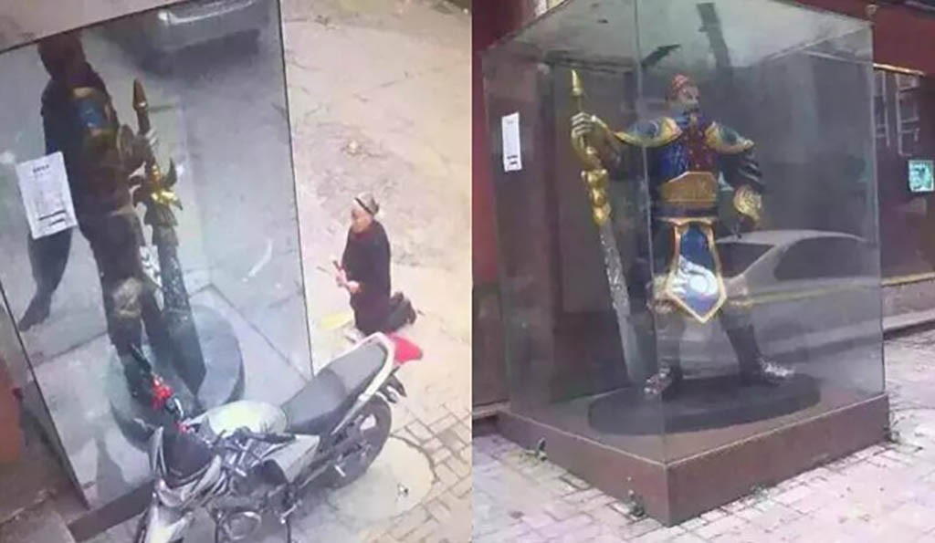 Γιαγιά προσευχήθηκε στο άγαλμα του Garen