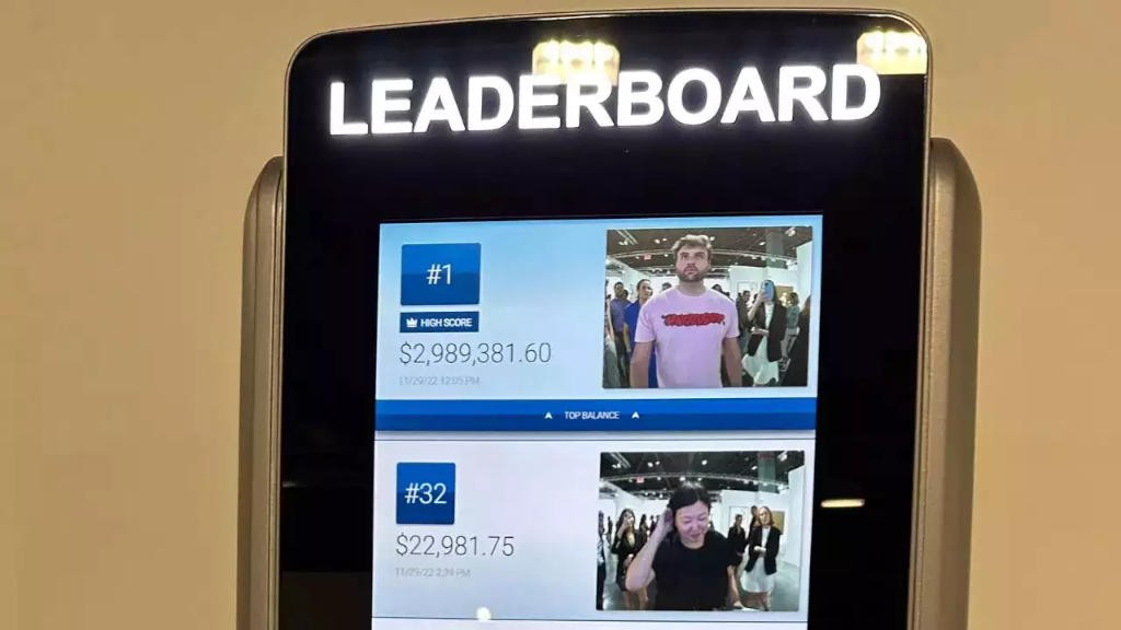 ΑΤΜ δείχνει δημόσια ποσά και φωτογραφίες όσων βάζουν την κάρτα τους σαν video game leaderboards