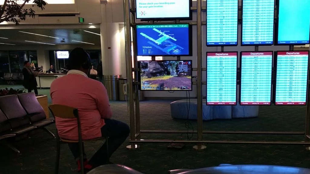 Gamer συνέδεσε το PS4 του σε οθόνη αεροδρομίου